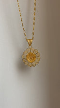Load and play video in Gallery viewer, Collier Yana à fleur vintage

