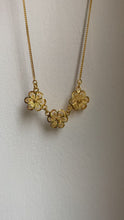 Charger et lire la vidéo dans la visionneuse de la Galerie, Collier Elisa vintage 3 fleurs
