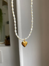 Load image into Gallery viewer, Collier nacré Coeur vintage réédition
