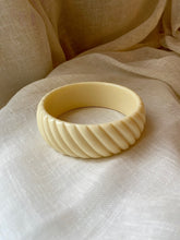 Charger l&#39;image dans la galerie, Bracelet vintage Nora torsadé couleur ivoire
