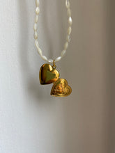 Load image into Gallery viewer, Collier nacré Coeur vintage réédition
