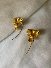 Load image into Gallery viewer, Boucles d’Oreilles Fleurs d’Iris tiges
