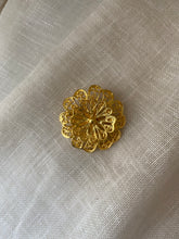 Charger l&#39;image dans la galerie, Broche fleur Julia vintage
