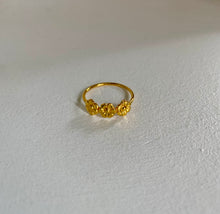 Charger l&#39;image dans la galerie, Bague 3 Fleurs anneau lisse fermé
