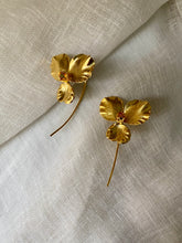 Load image into Gallery viewer, Boucles d’Oreilles Fleurs d’Iris tiges
