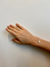 Load image into Gallery viewer, Bracelet Rose nacrée Solitaire
