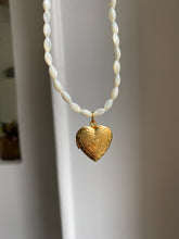 Load image into Gallery viewer, Collier nacré Coeur vintage réédition
