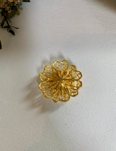 Charger l&#39;image dans la galerie, Broche fleur Julia vintage
