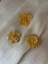 Charger l&#39;image dans la galerie, Broche fleur Julia vintage
