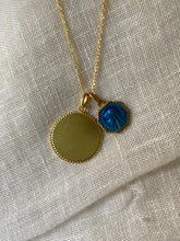 Charger l&#39;image dans la galerie, Collier Vierge Marie émaillé vintage
