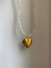 Load image into Gallery viewer, Collier nacré Coeur vintage réédition
