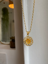 Load image into Gallery viewer, Collier Yana à fleur vintage
