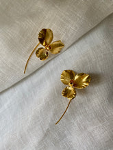 Load image into Gallery viewer, Boucles d’Oreilles Fleurs d’Iris tiges

