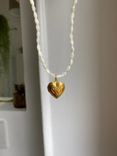 Load image into Gallery viewer, Collier nacré Coeur vintage réédition
